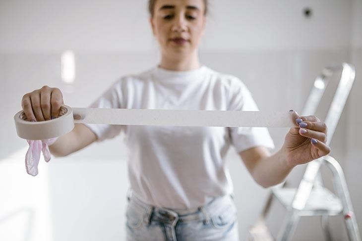 Der Trick mit Klebeband und Besen, um Staub aus dem Haus zu entfernen 2 Band