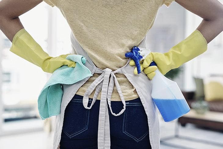 Der Trick mit Klebeband und Besen, um Staub aus dem Haus zu entfernen 3 Um die Hausarbeit zu erledigen