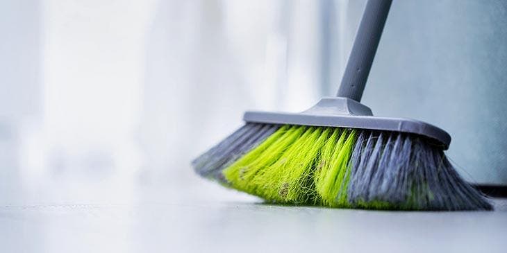 Der Trick mit Klebeband und Besen, um Staub aus dem Haus zu entfernen 4 Fegen
