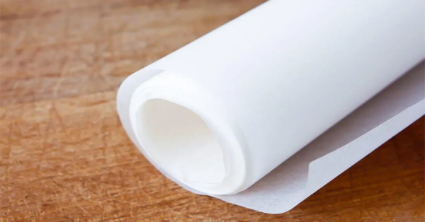 Der Trick mit Wachspapier, um Fett und Staub aus der Küche zu entfernen