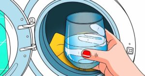 Der Trick, um alle hartnäckigen Flecken aus der Kleidung zu entfernen: Gießen Sie einfach dieses gängige Produkt ein