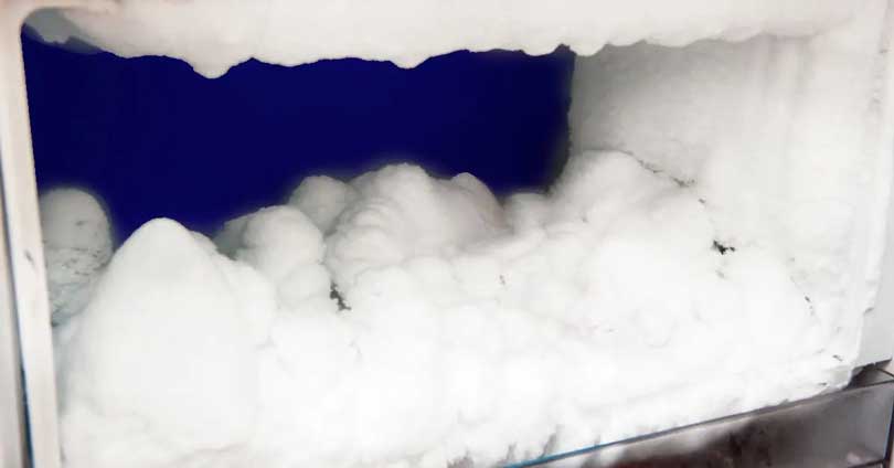 Der Trick, um einen Gefrierschrank mühelos in wenigen Minuten abzutauen