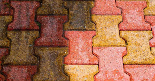 Der Zaubertrick zum Reinigen von Kopfsteinpflaster: Keine teuren Chemikalien kaufen