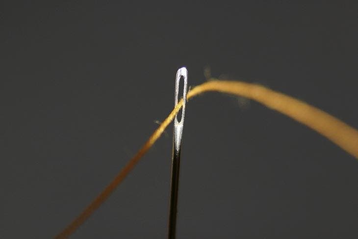 Fädeln Sie eine Nadel ein