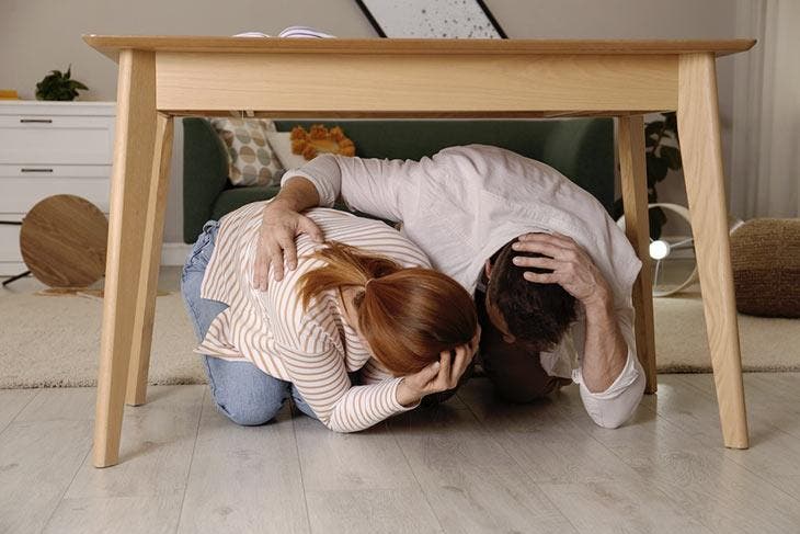 Verstecke dich während eines Erdbebens