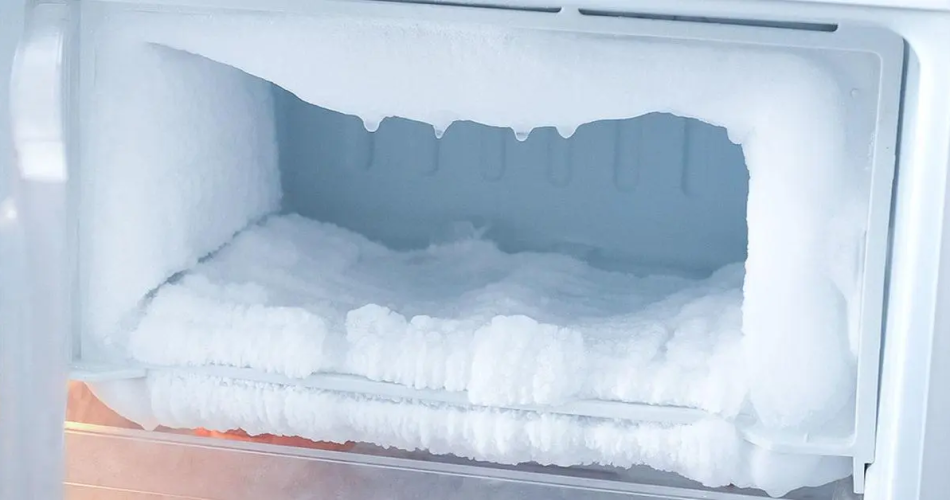 Der geniale Trick beim Abtauen eines Gefrierschranks: Das Eis verschwindet, ohne den Netzstecker zu ziehen