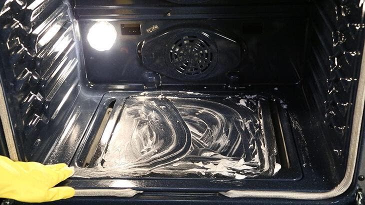 Der geniale Trick für einen sauberen und glänzenden Backofen: Keine hartnäckigen Flecken und Verschmutzungen mehr 4 Backpulverpaste