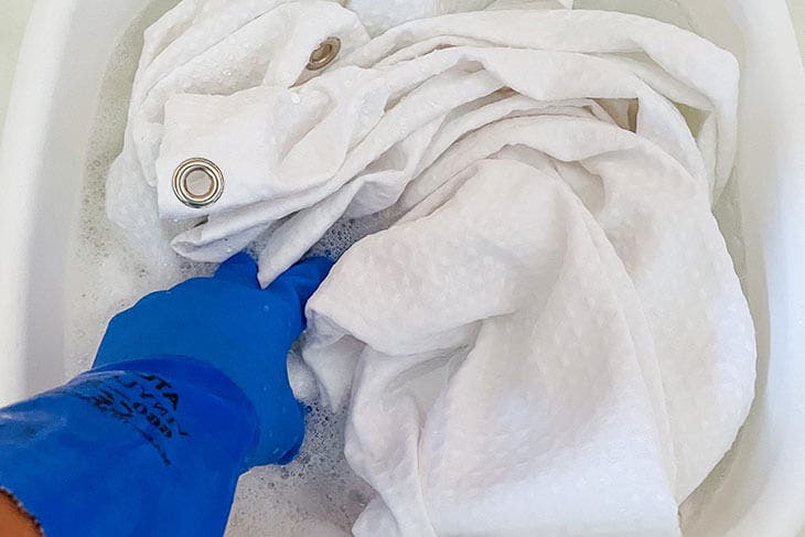 Reinigen Sie den Duschvorhang 