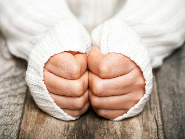 Der geniale Trick, um die Füße zu wärmen, wenn es kalt ist 2 kalte Hände