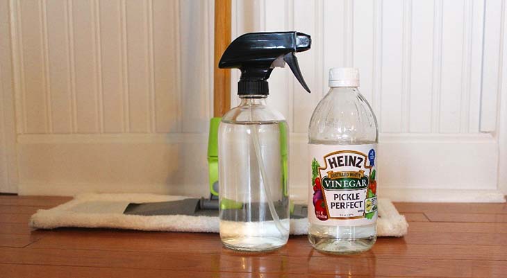 Reinigen Sie den Boden mit weißem Essig