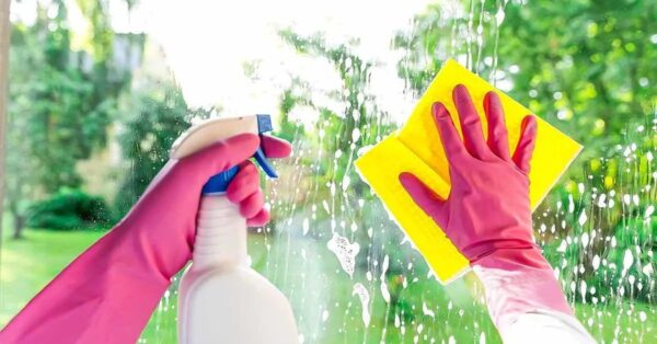 Der ultimative Tipp für die streifenfreie Fensterreinigung. Geben Sie einen Löffel ins Wasser und die Wirkung wird Sie überraschen