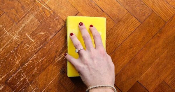 Der ultimative Trick, um Kratzer von Holzböden mit einem Produkt zu entfernen, das Sie in der Küche haben