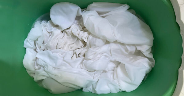 Der ultimative Trick, um weiße Wäsche aufzuhellen und alte gelbe Flecken zu beseitigen