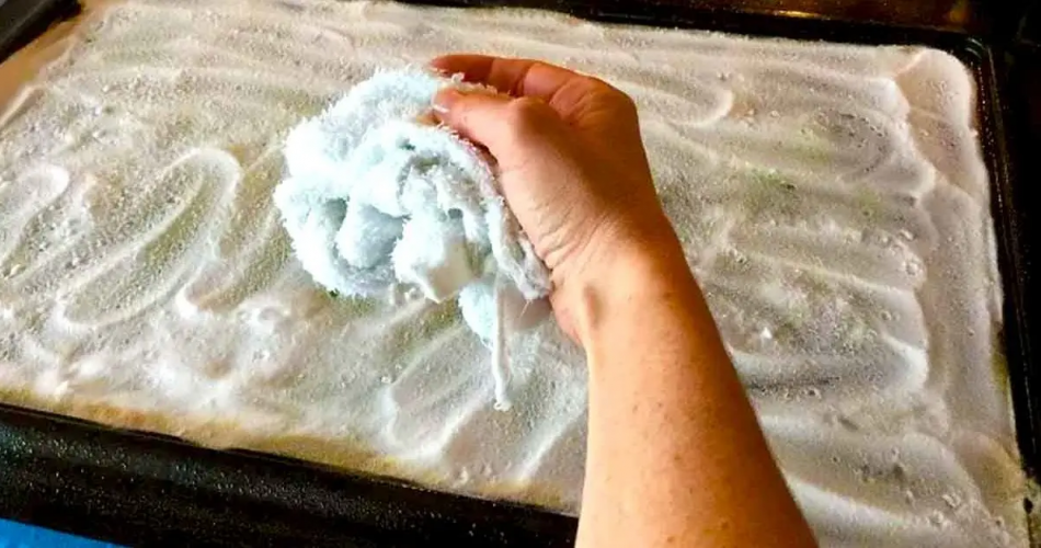 Der unfehlbare Trick zum Reinigen des Ofenglases mit einem Produkt, das Sie zu Hause haben