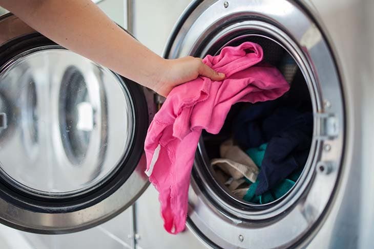 Die 2-Minuten-Regel: Der neue Putztrick für ein sauberes Haus in Rekordzeit 3 Geben Sie die Kleidung in die Waschmaschine