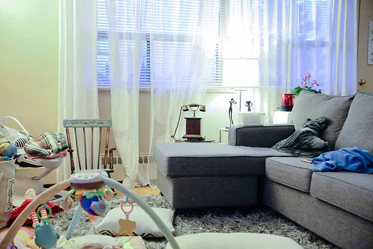 Die 2-Minuten-Regel: Der neue Putztrick für ein sauberes Haus in Rekordzeit 2 unordentliches Wohnzimmer