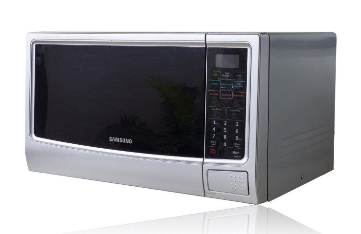 Die 5 Fehler, die Sie niemals mit der Mikrowelle machen sollten, die Folgen sind gefährlich