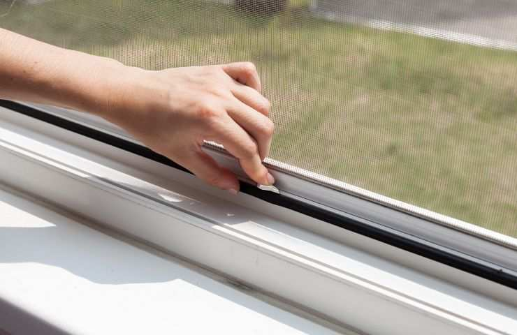 Die Befestigung eines Moskitonetzes mit Magneten ist denkbar einfach