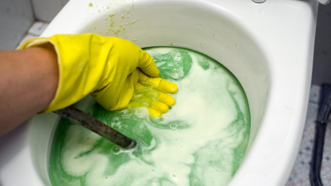 Die Beutelmethode zur Beseitigung von Verstopfungen in der Toilette, 10-mal wirksamer als Bikarbonat