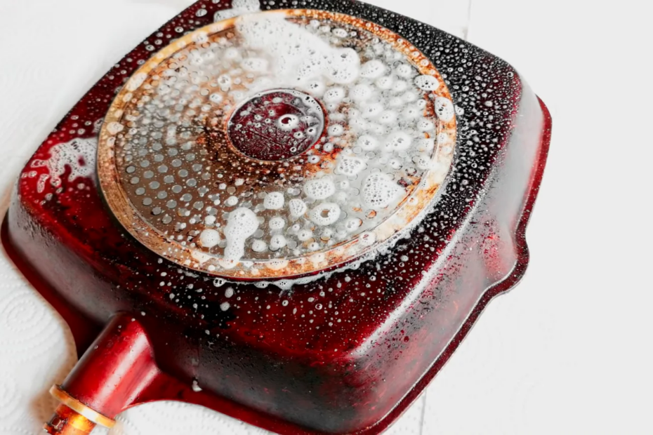 Die Express-Methode zum Entfernen von Fettflecken auf der Pfanne. Es sieht neu aus