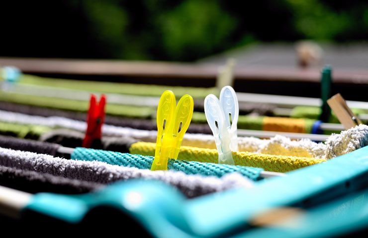 wie man saubere Kleidung trocknet