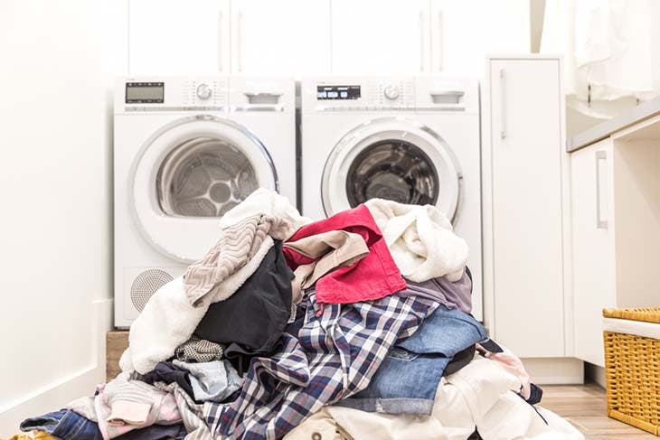 Wäsche vor der Waschmaschine