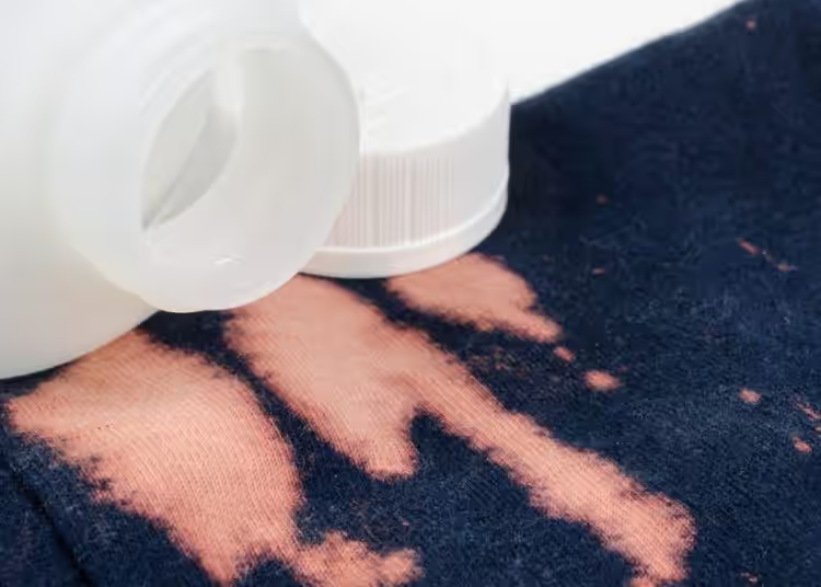Effektive Tipps zum Entfernen von Bleichflecken – das Mittel, um sie einfach zu entfernen