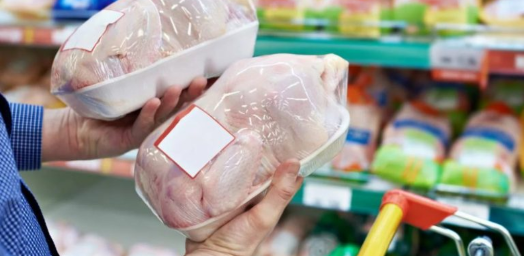 Ein Geflügelfarmarbeiter gab Ratschläge, wie man zu Hause Chemikalien im Hühnerfleisch loswerden kann