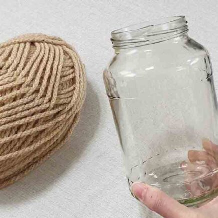 Ein Glasgefäß und ein Wollknäuel: zwei Elemente, die etwas Unerwartetes schaffen können!