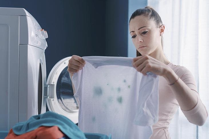 Ein Produkt reicht aus, um Tintenflecken aus der Kleidung zu entfernen, und Sie haben es zu Hause 2 fleckige Kleidung