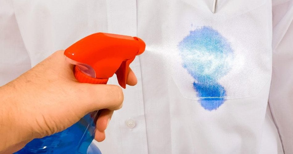 Ein Produkt reicht aus, um Tintenflecken aus der Kleidung zu entfernen, und Sie haben es zu Hause
