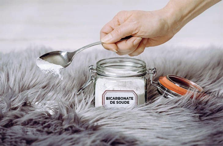 Backpulver zum Reinigen des Teppichs