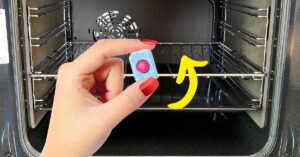Eine Spülmaschinentabs: der geniale Tipp, um den Backofen zu reinigen und wieder wie neu zu machen