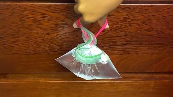 Einen Beutel Wasser in die Küchenschubladen hängen: Das ist die Motivation