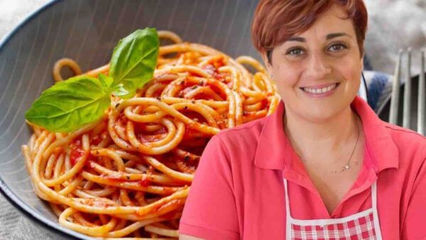 Einfache Spaghetti mit Tomaten von Benedetta Rossi | Lecker für nur 1 Euro für die ganze Familie