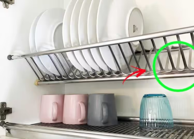 Entdecken Sie den einfachen Trick, um Ihr Abtropfgestell zu reinigen und auf Hochglanz zu bringen