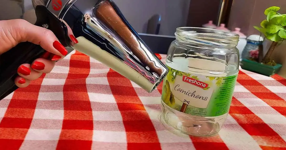 Entfernen Sie Etiketten von Gläsern mit einem einfachen Trick – schnell, richtig gemacht