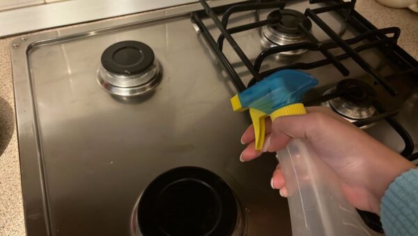 Entfernen Sie den ganzen Schmutz von den Öfen, dem Geheimnis der Köche, um die Küche zum Strahlen zu bringen