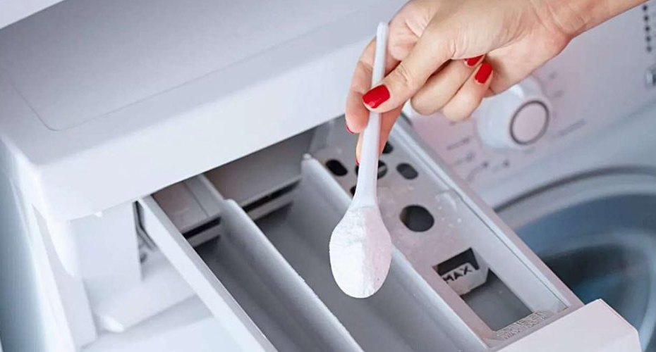 Entfernt Kalkablagerungen aus der Waschmaschine, zwei Esslöffel dieser Zutat reichen aus