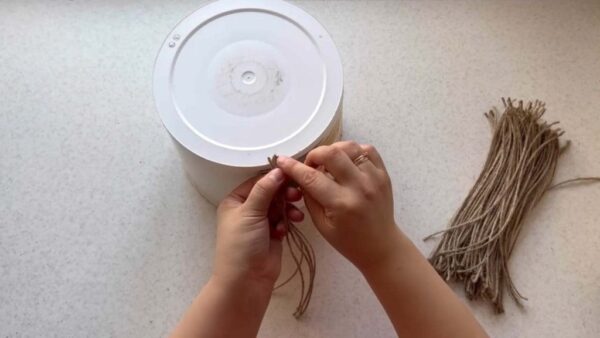 Er findet im Müll einen alten Plastikeimer und verwandelt ihn in etwas Einzigartiges