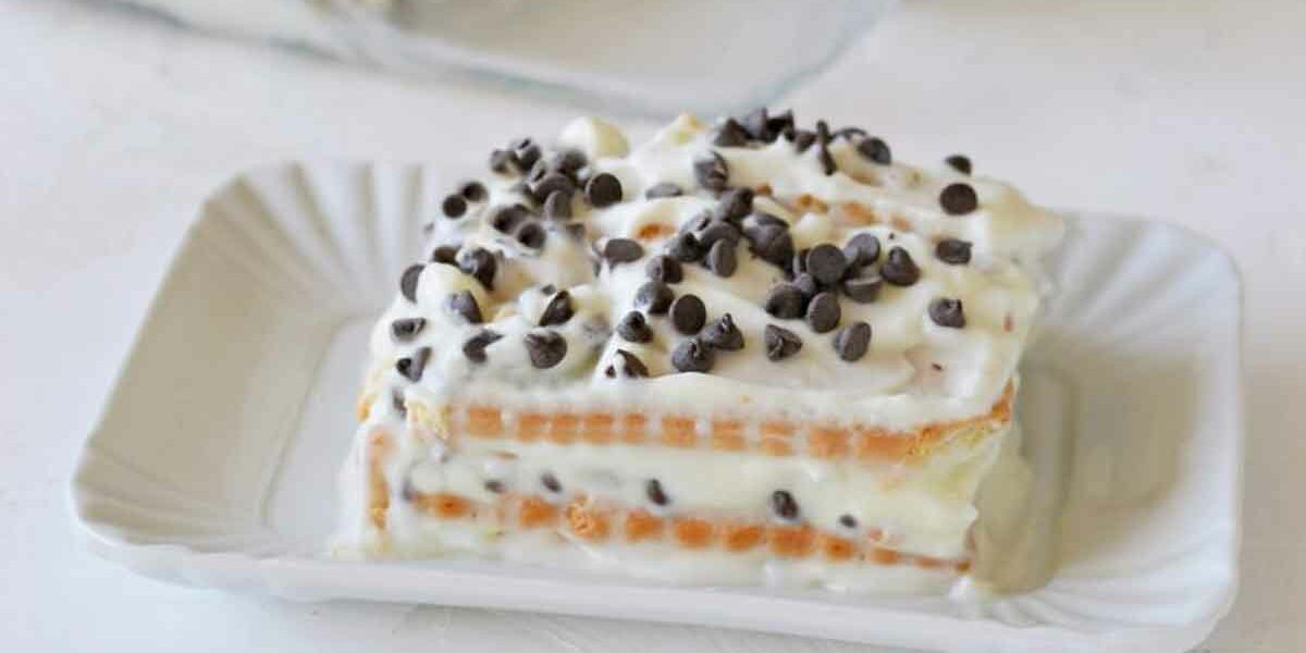 Erfrischender Biskuitkuchen mit Milchcreme: ein sensationeller Nachtisch.