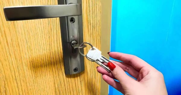 Es ist ein großer Fehler, die Schlüssel über Nacht an der Haustür zu lassen. Viele Leute tun es