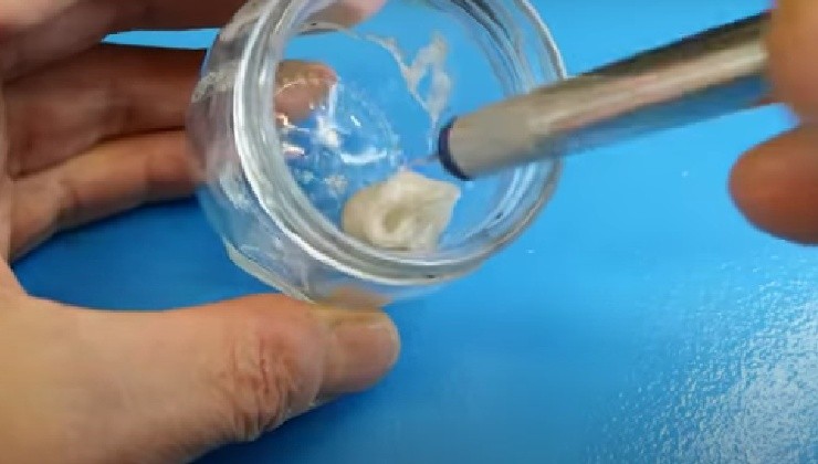 Reparieren Sie kaputtes Plastik