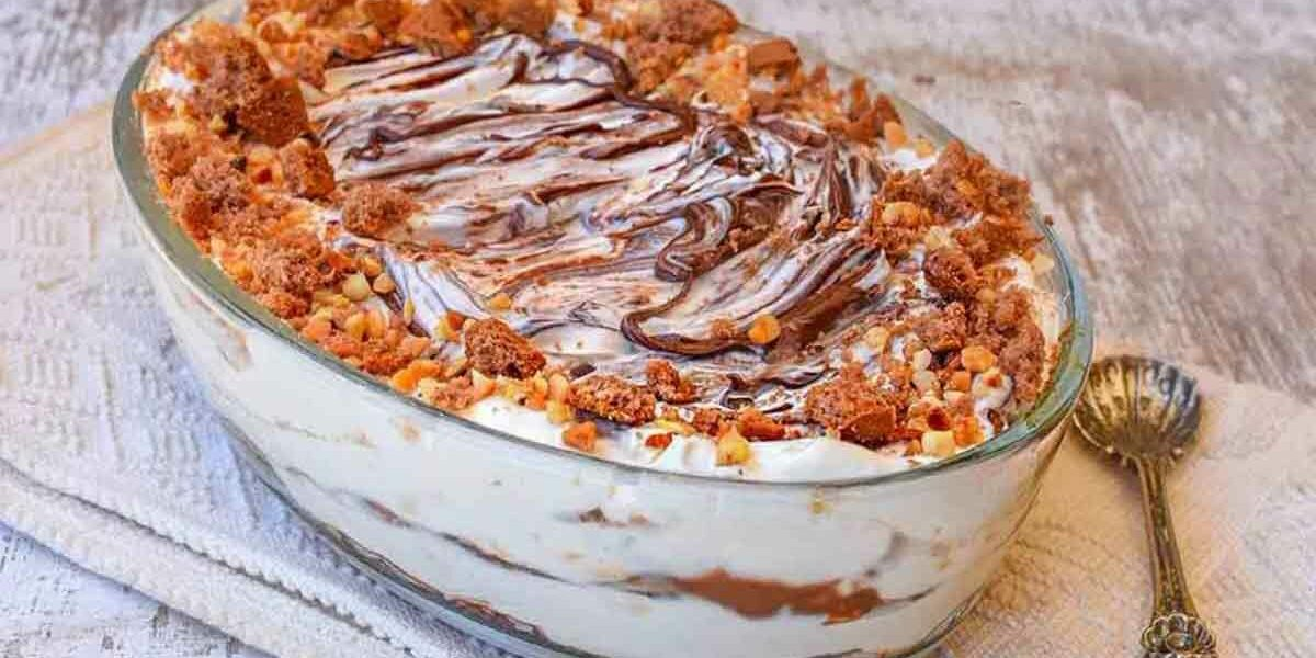 Exquisites cremiges Nutella-Dessert mit zerbröckelten Keksen und Haselnüssen