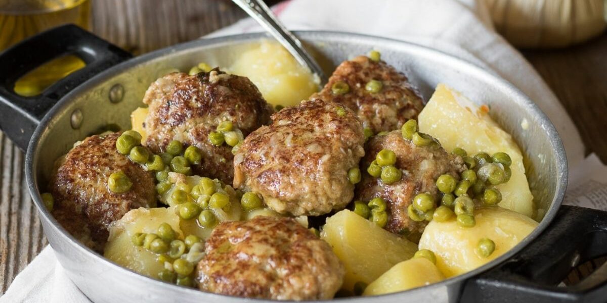 Fleischbällchen mit Kartoffeln und Erbsen ohne Tomate
