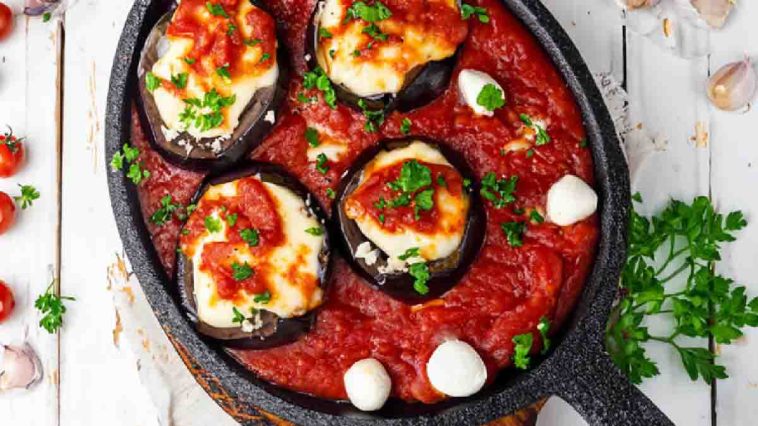 Für diese gebratenen Auberginen mit Tomaten und fadenförmigem Mozzarella schmelzen