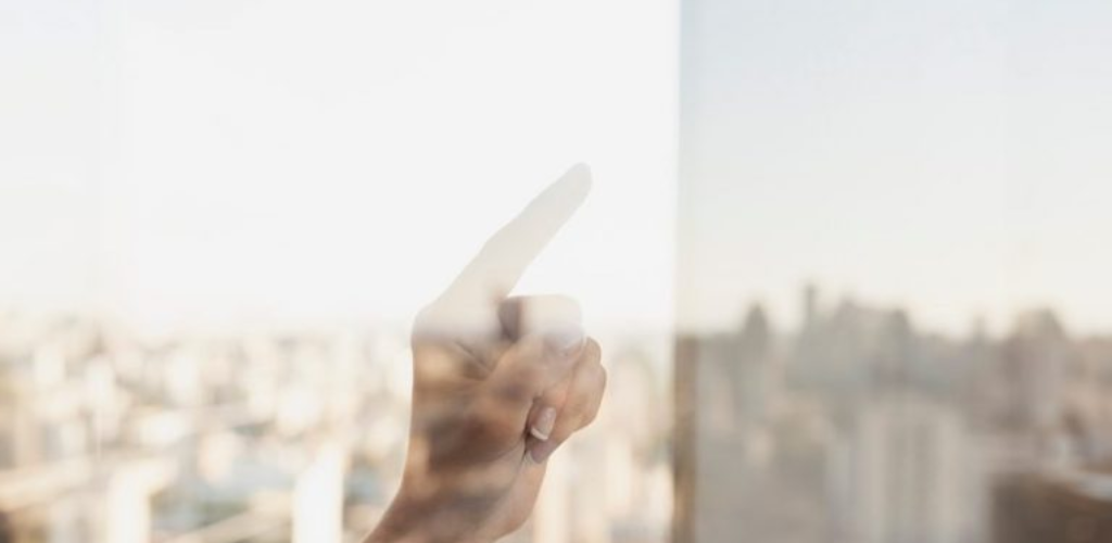 Frischhaltefolie an die Fenster legen und gut schlafen. Ich mache das jeden Winter und spare viel Heizkosten.