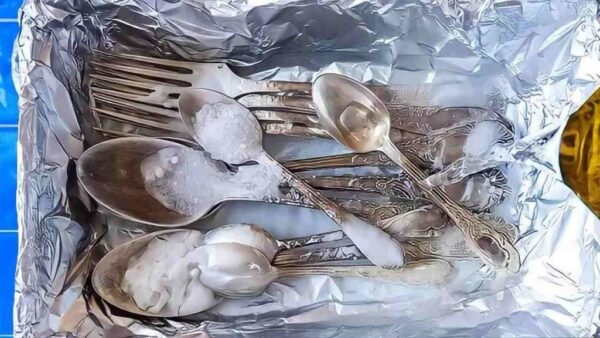 Gabeln und Löffel werden wieder wie neu – tauchen Sie sie in diese Lösung ein