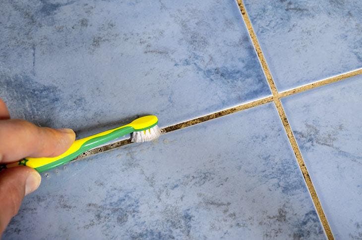 Fliesenfugen reinigen