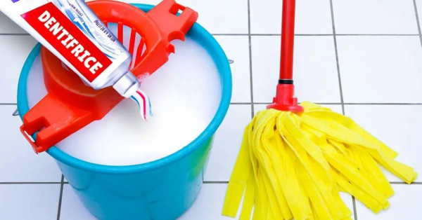 Geben Sie Zahnpasta in das Bodenreinigungswasser: Das wirkt zu Hause wahre Wunder